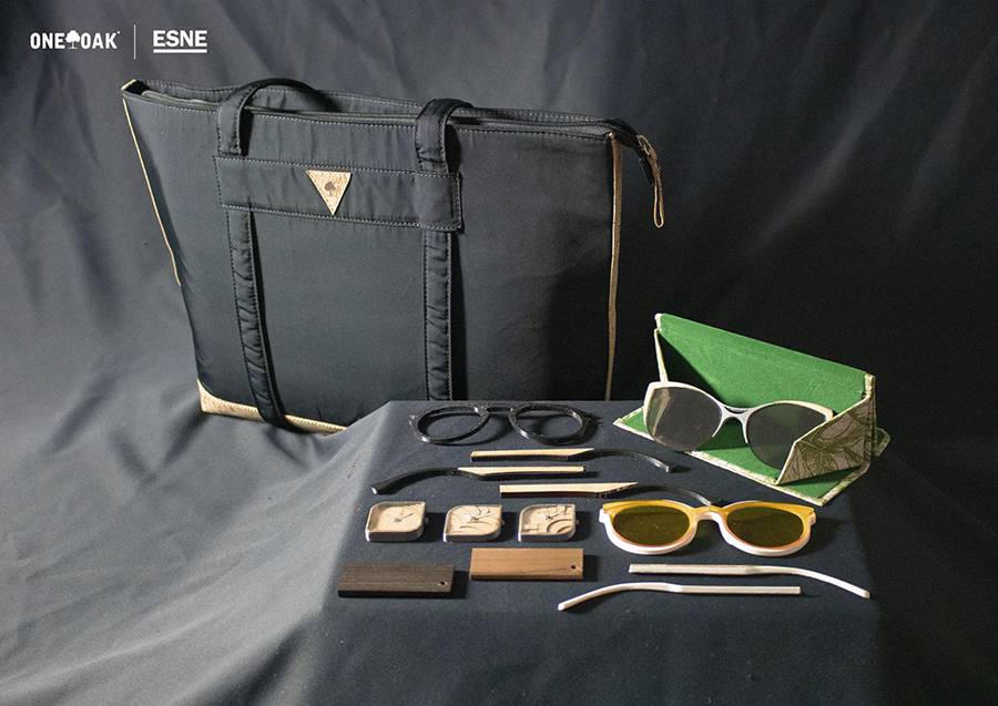 La imagen muestra un conjunto de accesorios de moda, incluyendo gafas de sol y una bolsa de gran tamaño.
