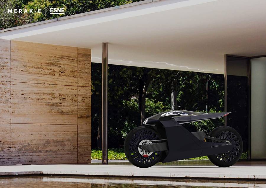 Una motocicleta futurista exhibida en un entorno moderno y minimalista.