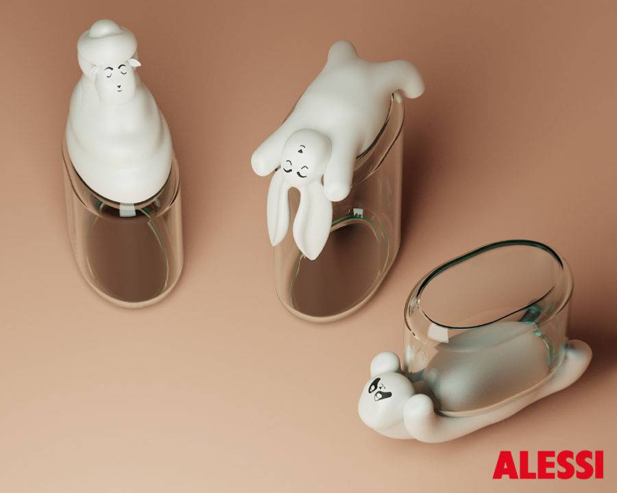 Tres figuras de porcelana blanca en posiciones divertidas sobre recipientes de vidrio transparente.