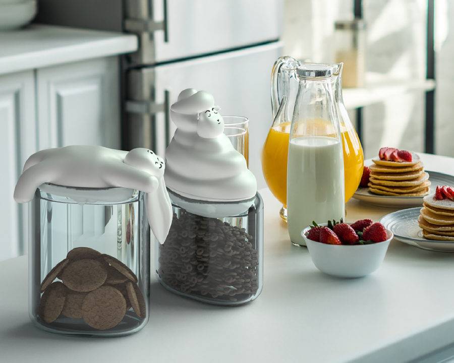 La imagen muestra varios recipientes de cocina decorativos con tapas en forma de animales, junto a bebidas y un plato de pancakes con fresas.