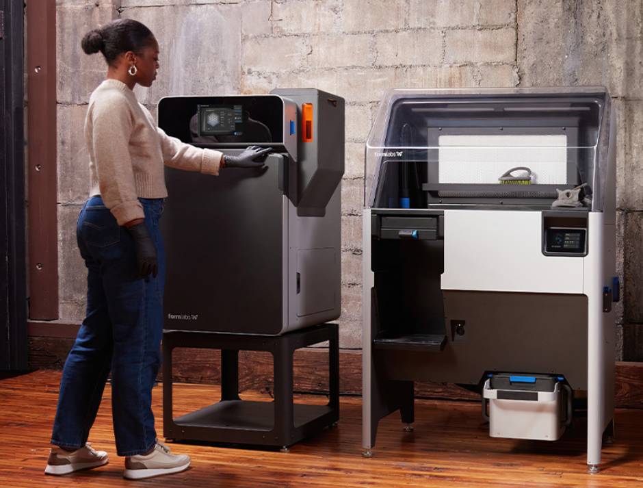 Una persona interactúa con una impresora 3D FUSE.