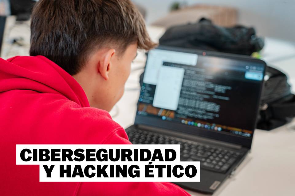 Un joven trabaja en un laptop sobre ciberseguridad y hacking ético.