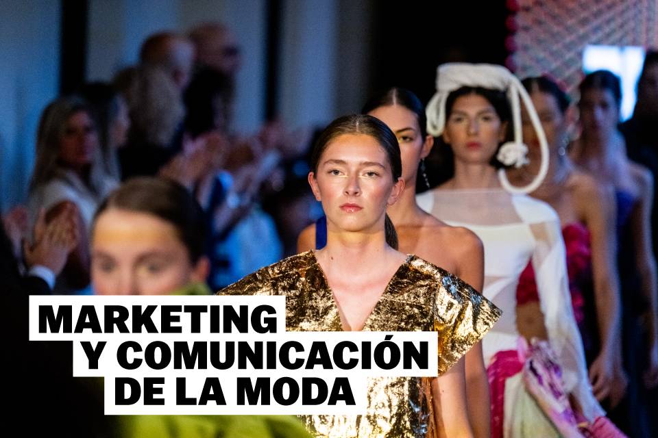 Desfile de moda donde se presentan modelos con diversas vestimentas y estilos.