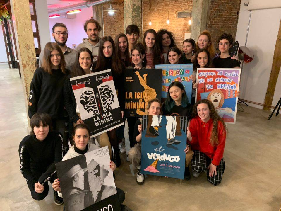 Grupo de jóvenes sosteniendo carteles en un evento.