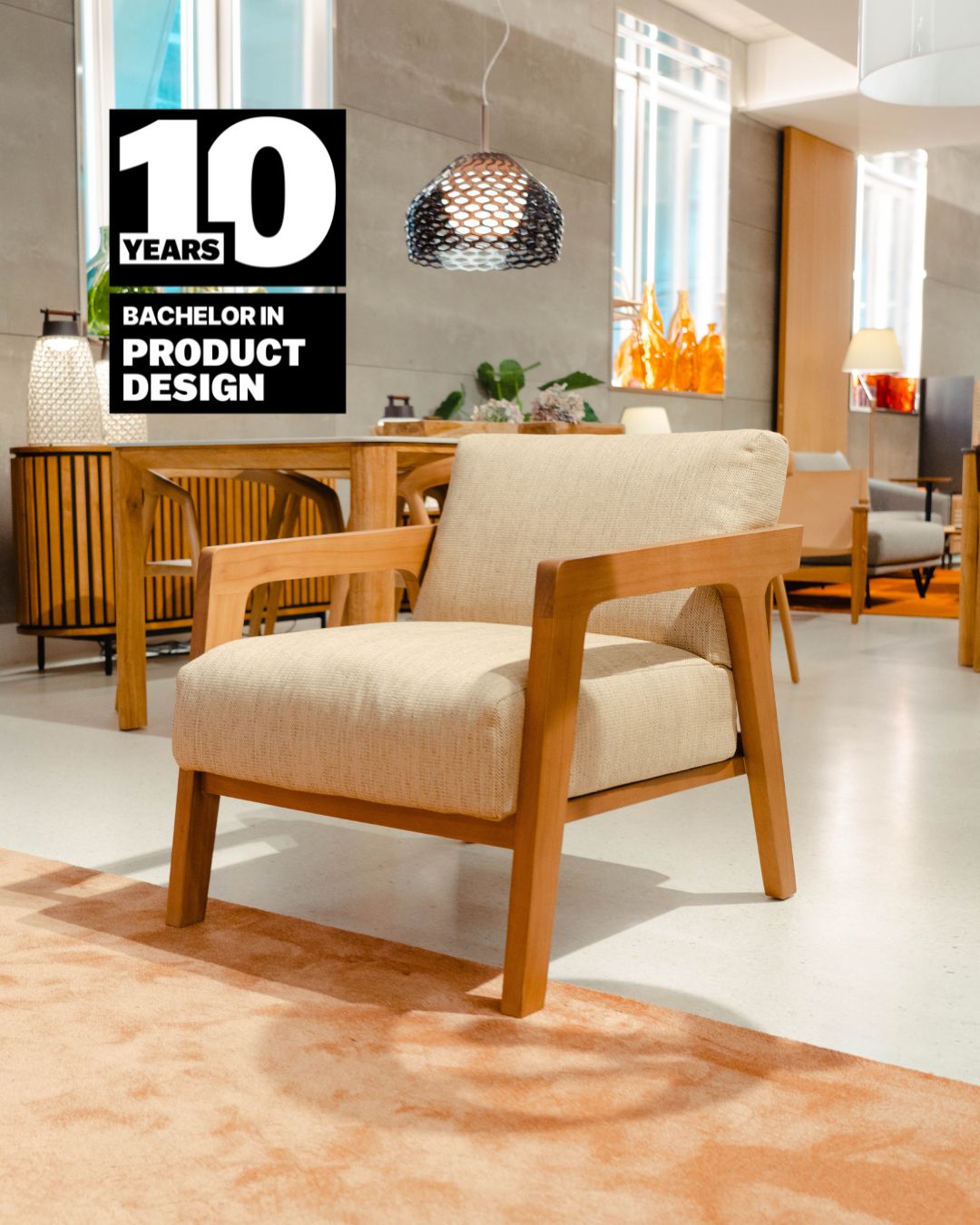 Una silla de diseño moderno con estructura de madera y cojín claro en un ambiente contemporáneo.