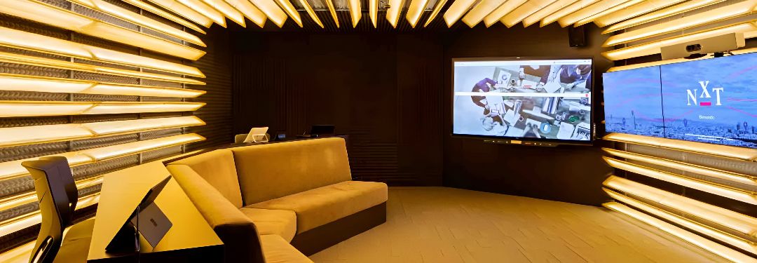 Una sala moderna con iluminación LED y pantallas digitales.