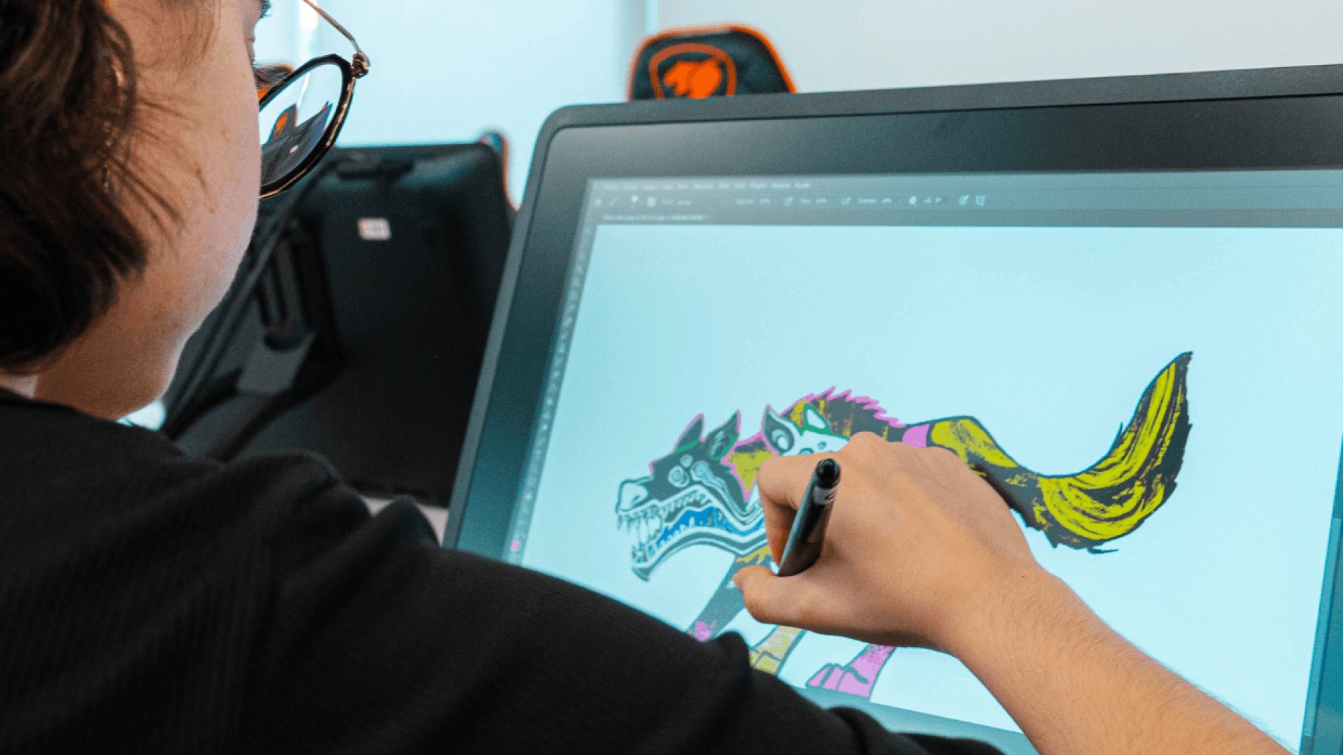 Una persona está dibujando un diseño colorido en una pantalla digital.