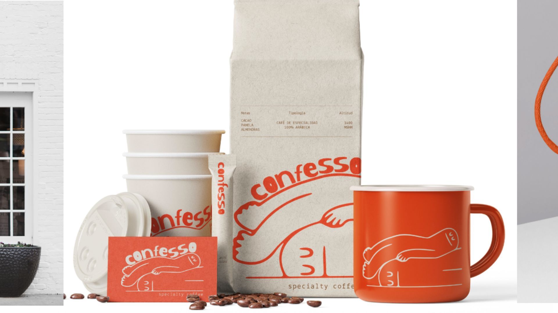 La imagen muestra un paquete de café de especialidad junto a tazas y otros elementos de marca.