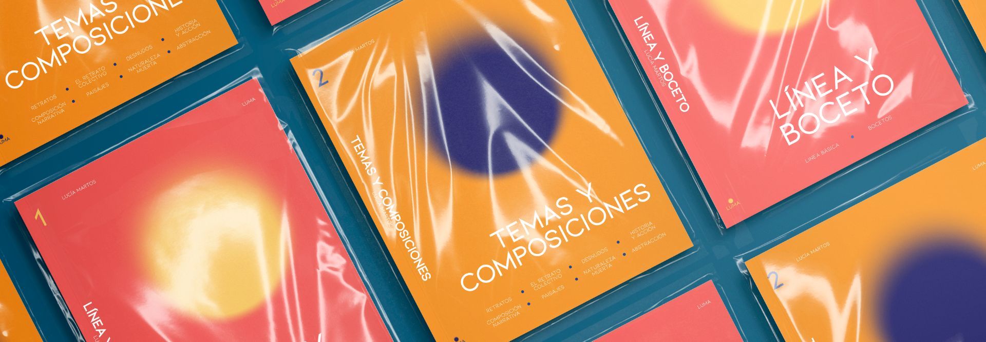 La imagen muestra varios cuadernos con portadas de colores vibrantes y un diseño moderno en un fondo claro.