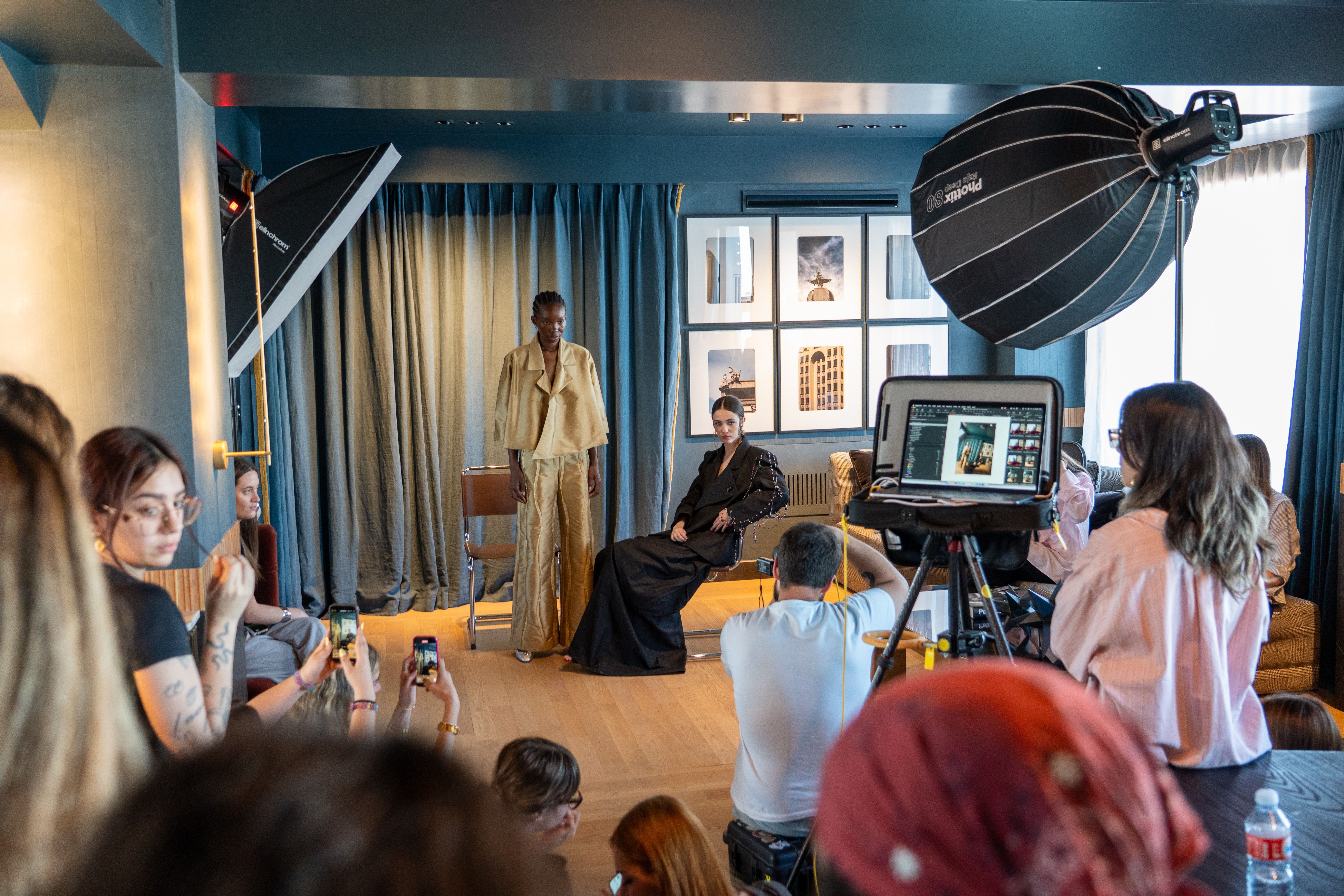 Una sesión de fotos de moda con modelos en un ambiente elegante.