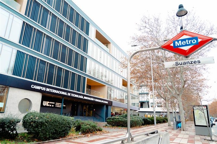 Edificio moderno del Campus Internacional de Tecnología junto a una parada de metro llamada Suanzes.