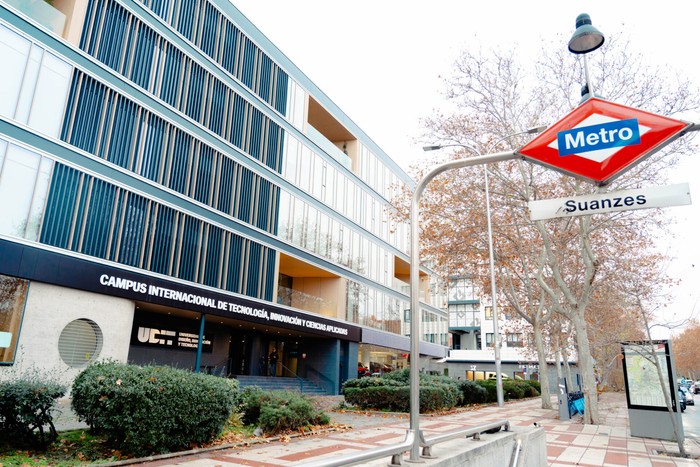 Edificio del Campus Internacional de Tecnología, Innovación y Técnicas Avanzadas junto a una parada de metro en Suanzes.