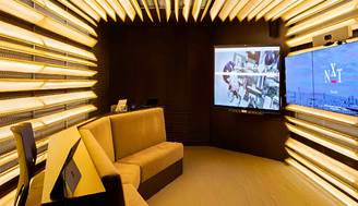 Una sala moderna con iluminación LED y pantallas digitales.