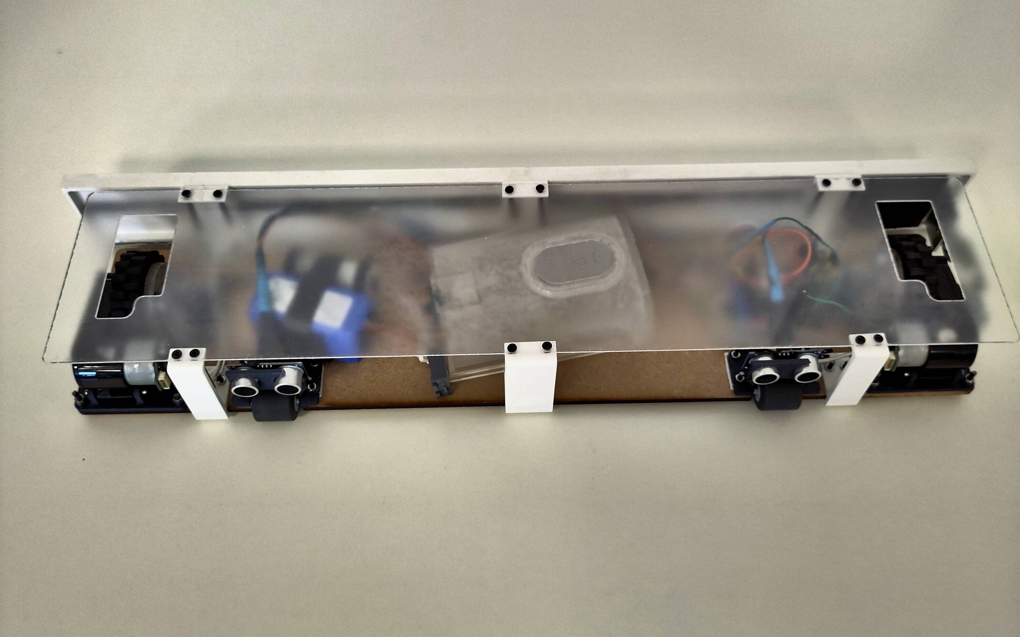 Se muestra un dispositivo rectangular con componentes electrónicos visibles en su interior.