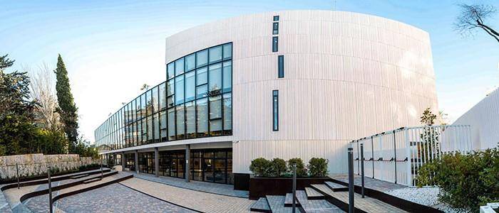 Edificio moderno con grandes ventanales y diseño contemporáneo.