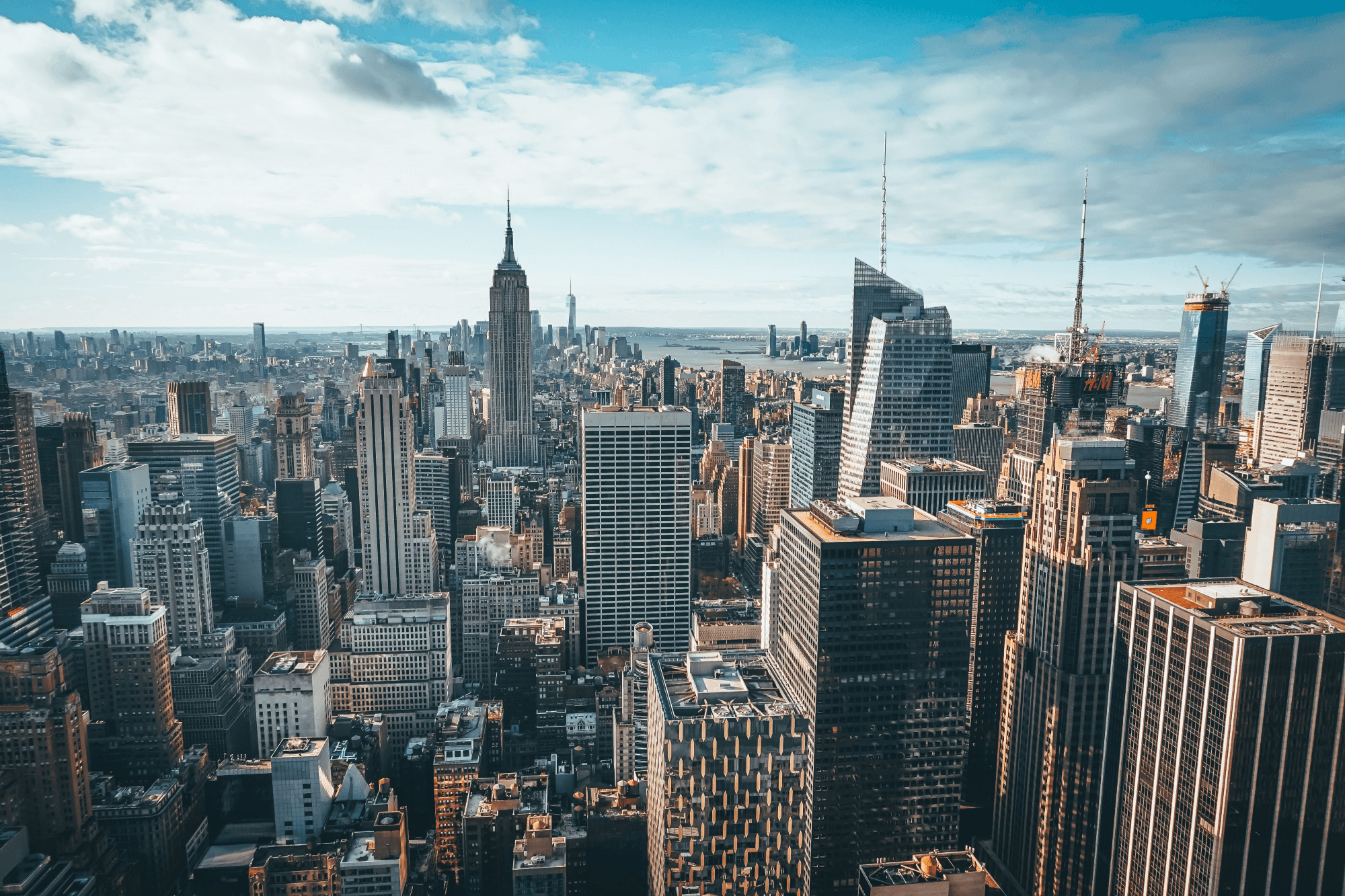 Una vista panorámica de la ciudad de Nueva York con rascacielos y el famoso Empire State Building.
